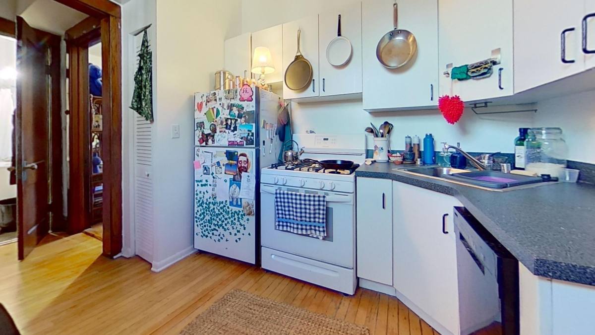 Apartment for rent at 859 W Oakdale Ave, Chicago, IL 60657