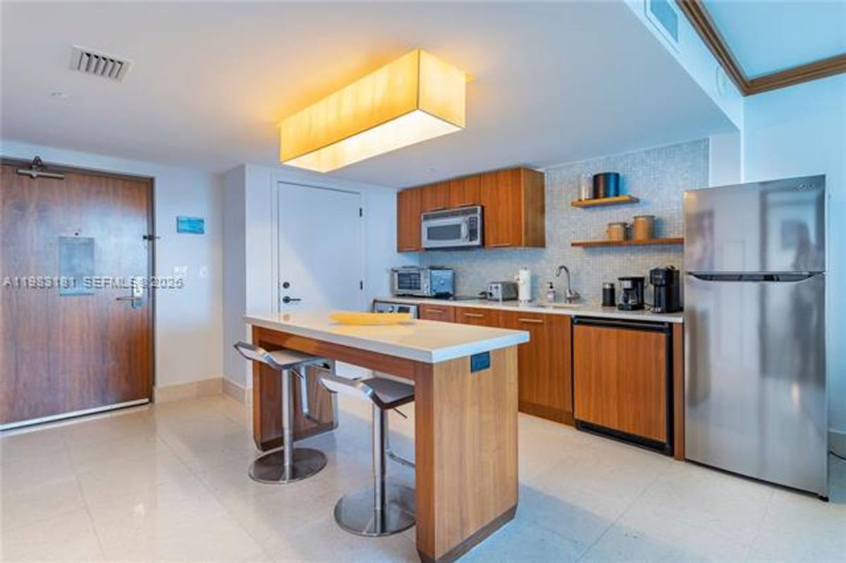 Apartment for rent at 6801 Collins Ave Appt 610 Door, Miami Beach, FL 33141