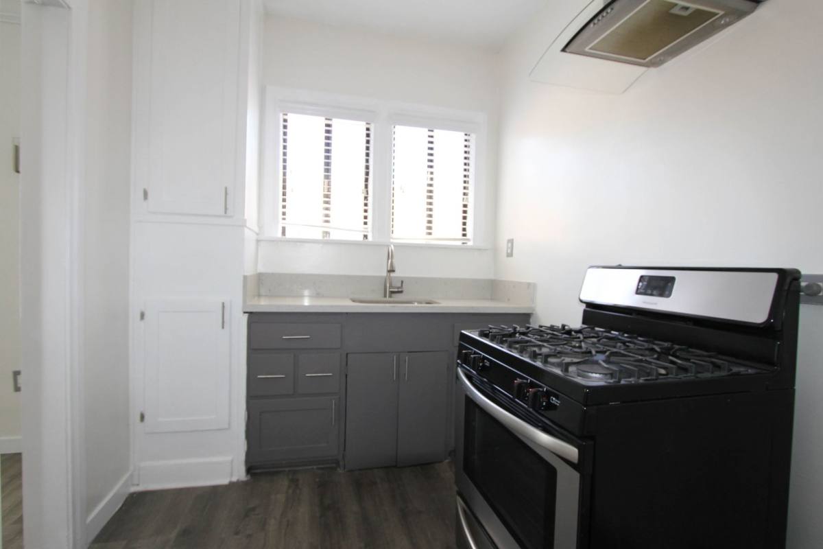 Apartment for rent at 444 Chestnut Ave, Long Beach, CA 90802