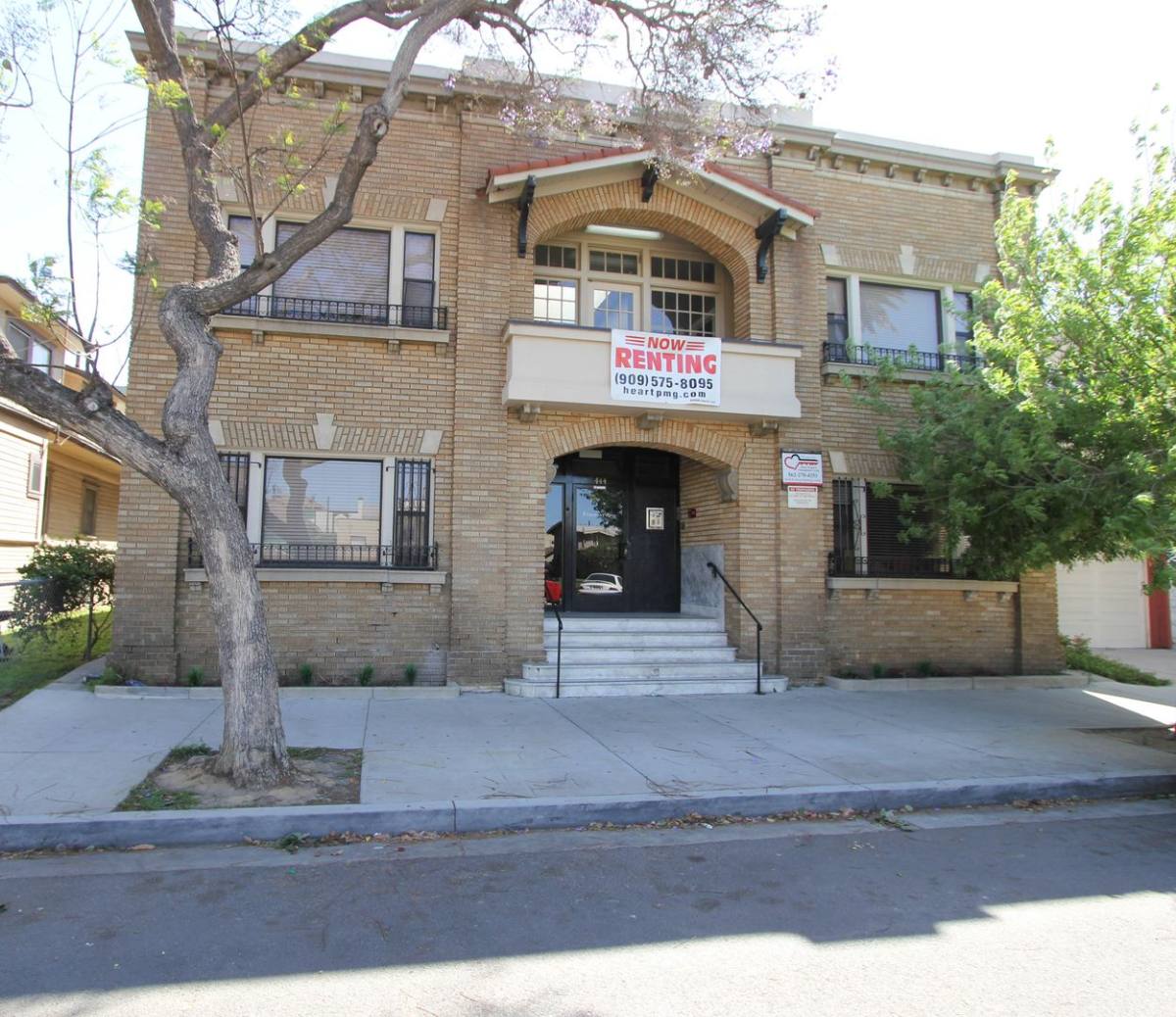 Apartment for rent at 444 Chestnut Ave, Long Beach, CA 90802