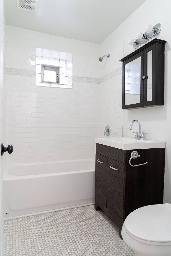 Apartment for rent at 4510 N Hazel St, Chicago, IL 60640