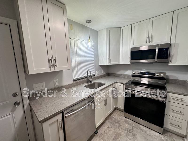 House for rent at 1093 N Main St, Akron, OH 44310