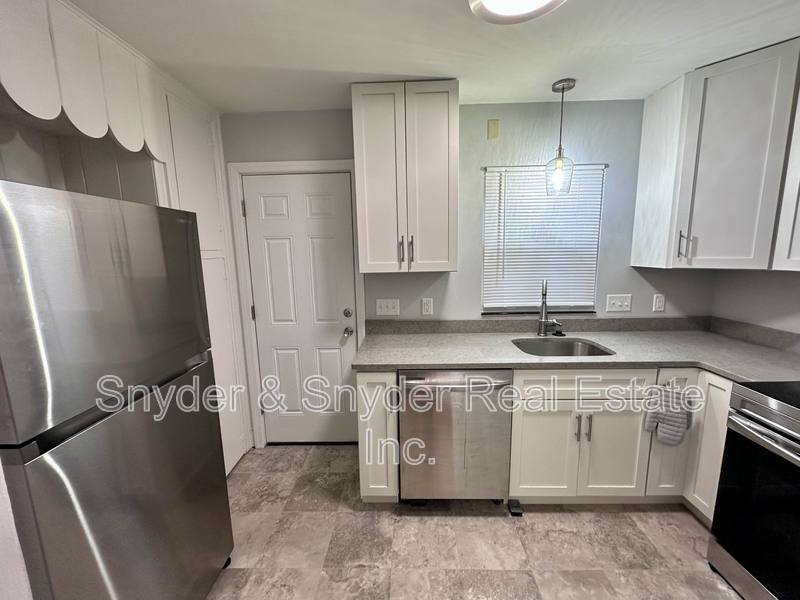 House for rent at 1093 N Main St, Akron, OH 44310