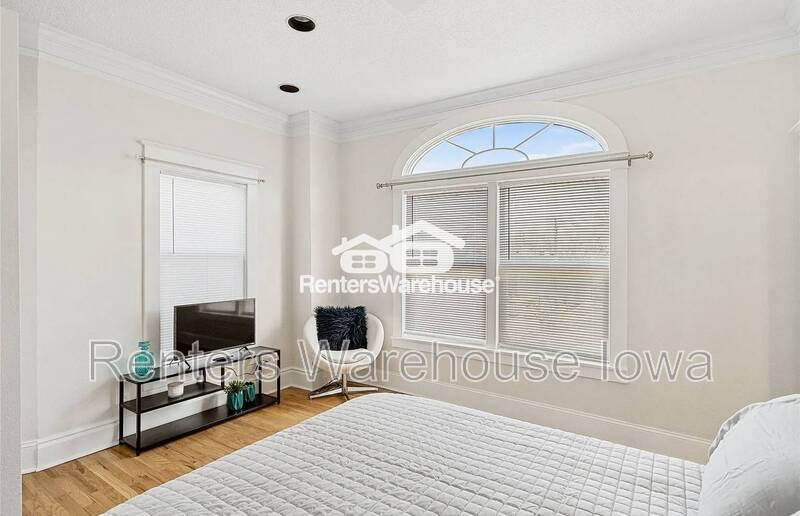 Apartment for rent at 544 36th St #1, Des Moines, IA 50312