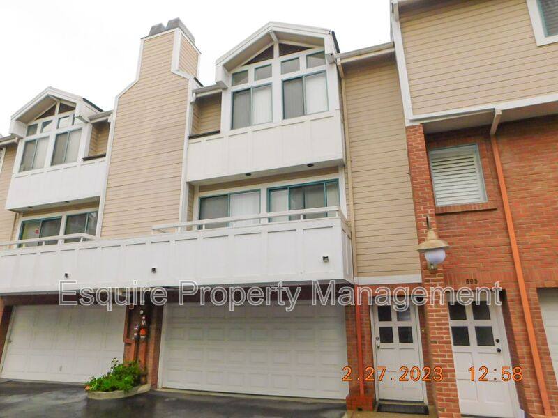 Townhouse for rent at 807 S B St, Oxnard, CA 93030