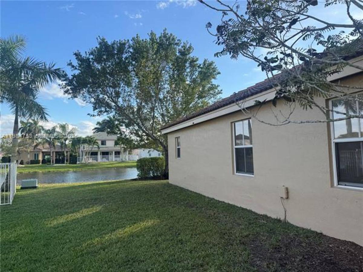 Townhouse for rent at 1918 Andromeda Lane Th, Fort Lauderdale, FL 33327