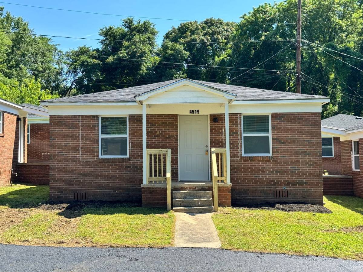 Apartment for rent at 4552 Helena St, Charlotte, NC 28208