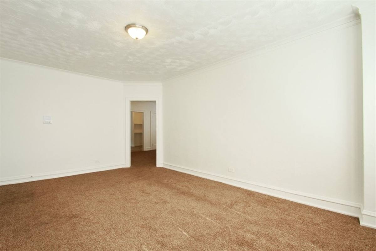 Apartment for rent at 7956 S Burnham Ave, Chicago, IL 60617