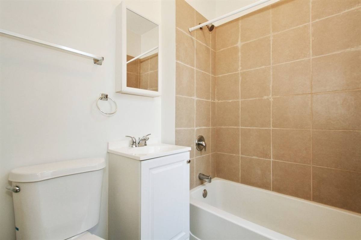 Apartment for rent at 7956 S Burnham Ave, Chicago, IL 60617