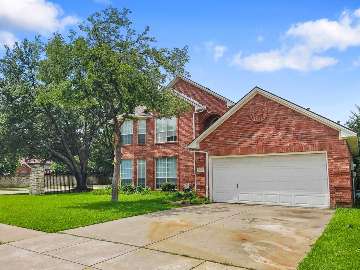 House for rent at 6312 Bittersweet Dr, Arlington, TX 76001