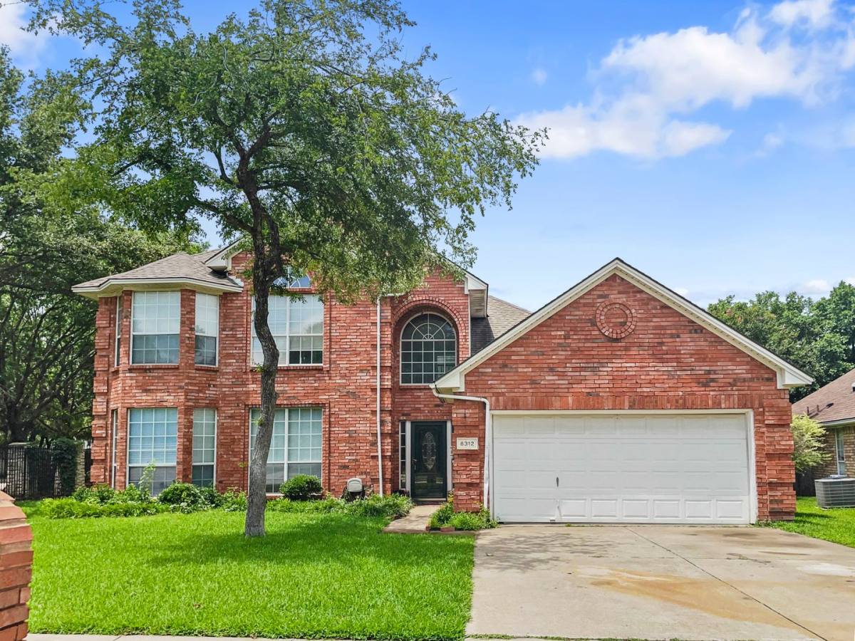 House for rent at 6312 Bittersweet Dr, Arlington, TX 76001