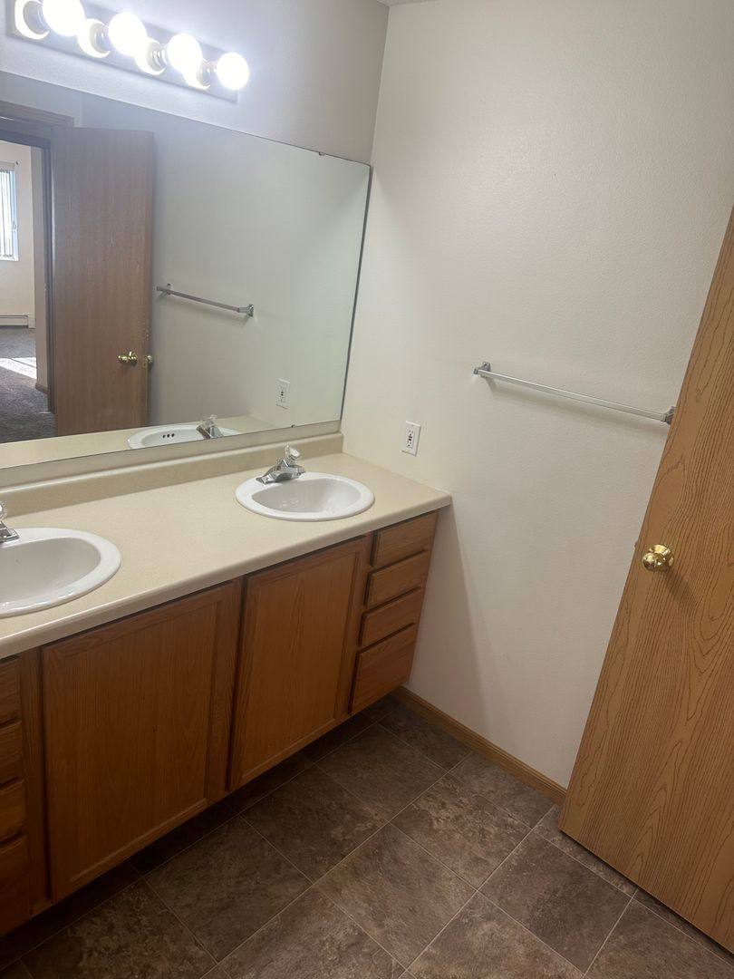 Apartment for rent at 1431 Oak Manor Ave S, Fargo, ND 58103