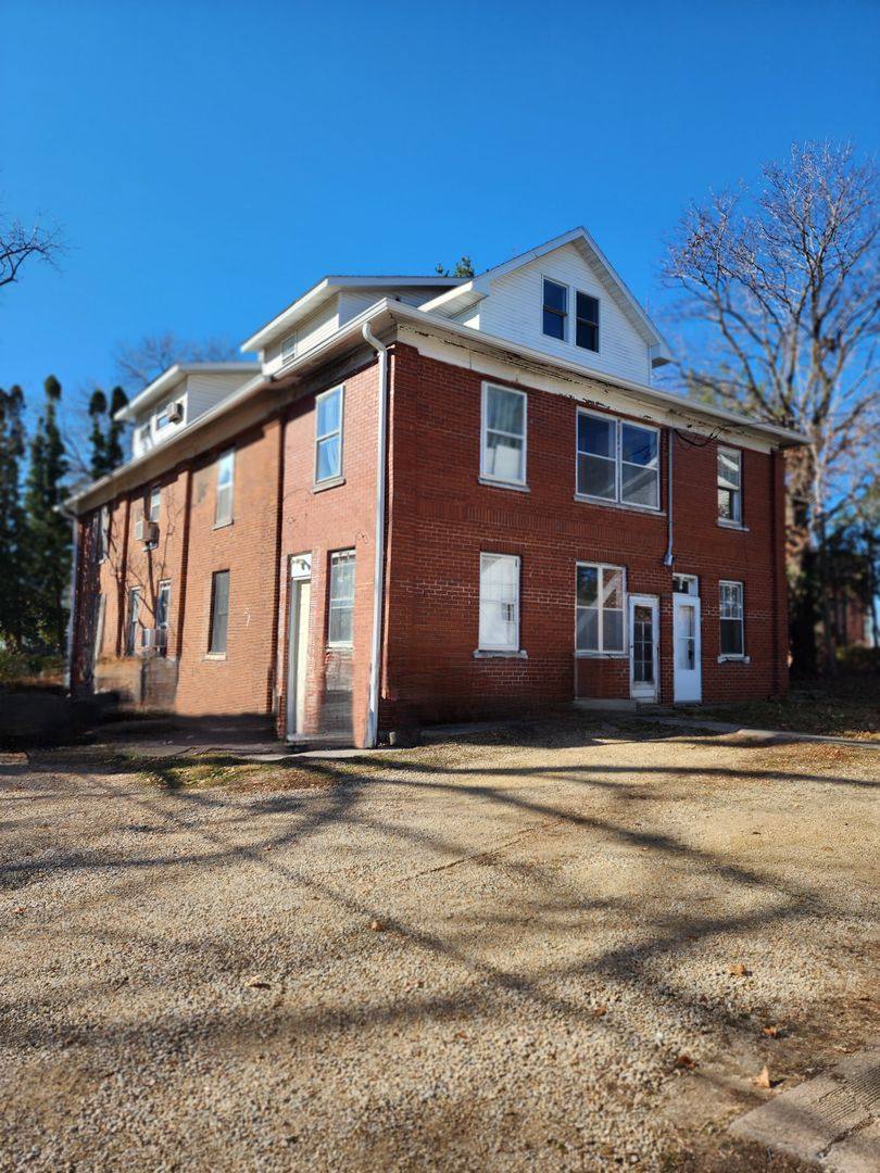 Apartment for rent at 413 3rd St SW, Mount Vernon, IA 52314