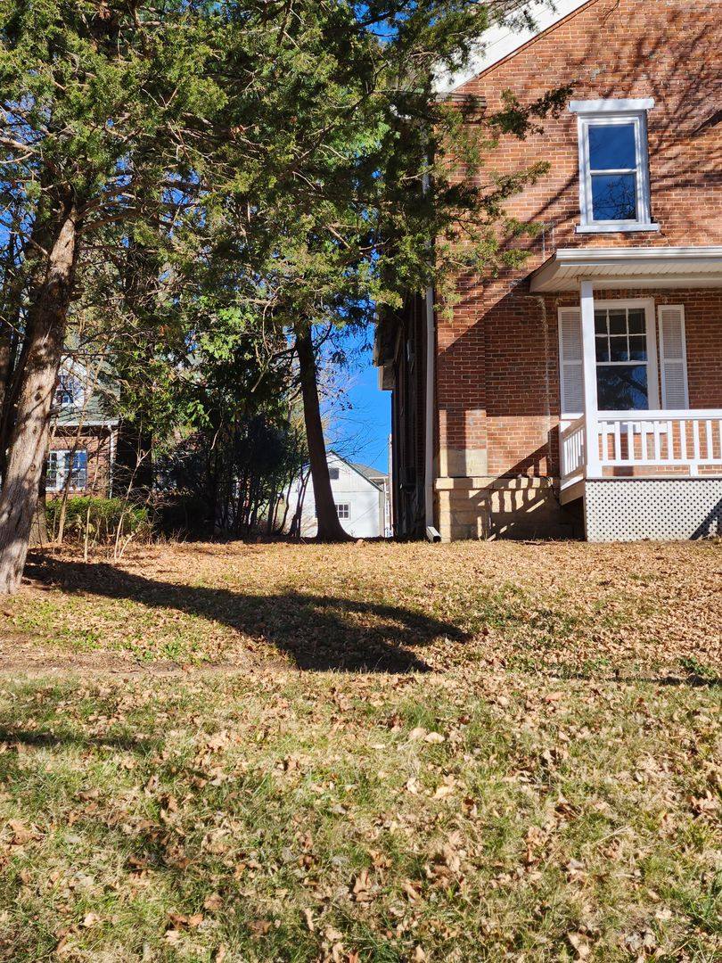 Apartment for rent at 413 3rd St SW, Mount Vernon, IA 52314