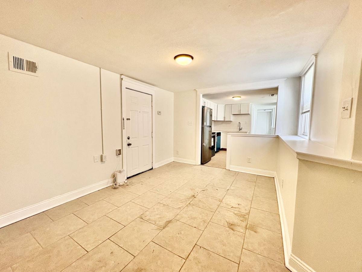 Apartment for rent at 605-607 E 42nd St, Kansas City, MO 64110