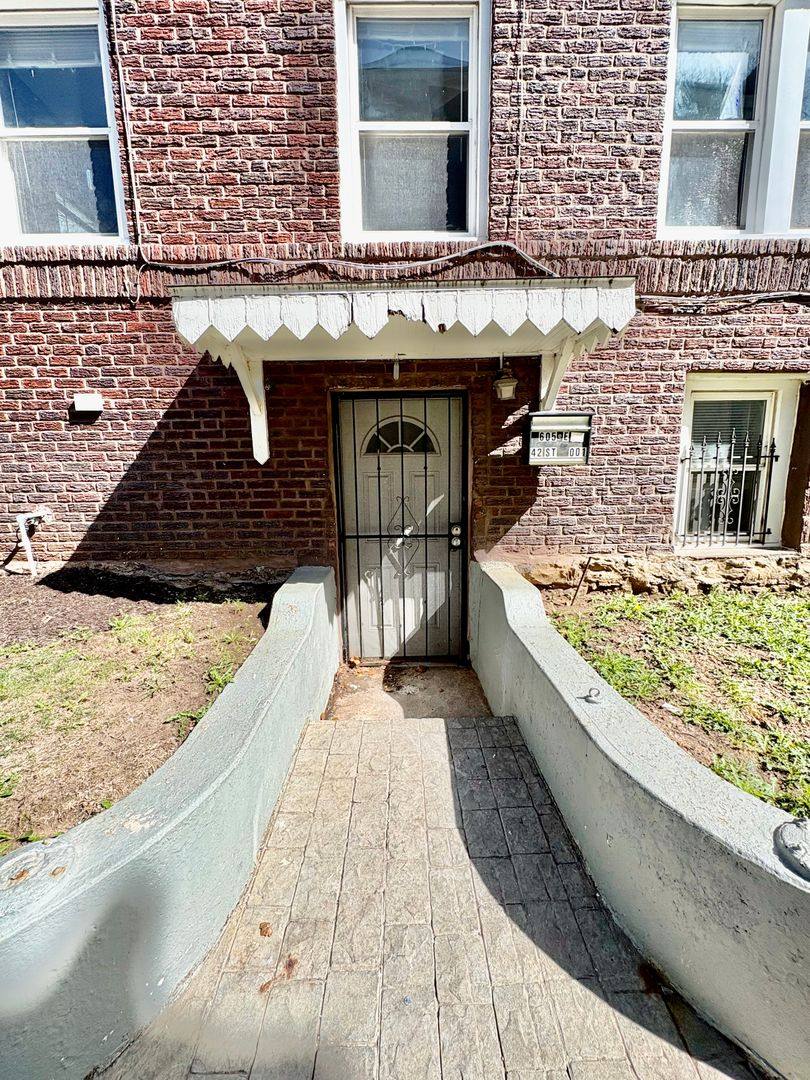 Apartment for rent at 605-607 E 42nd St, Kansas City, MO 64110