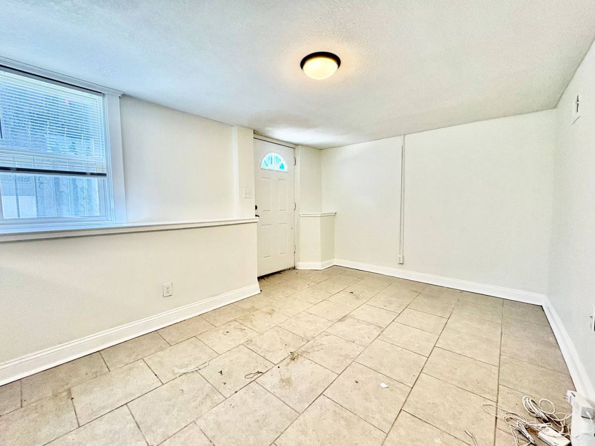 Apartment for rent at 605-607 E 42nd St, Kansas City, MO 64110