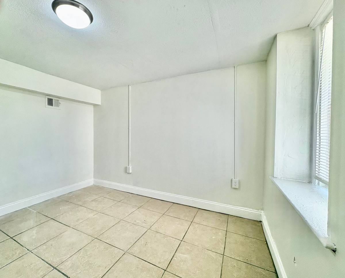 Apartment for rent at 605-607 E 42nd St, Kansas City, MO 64110