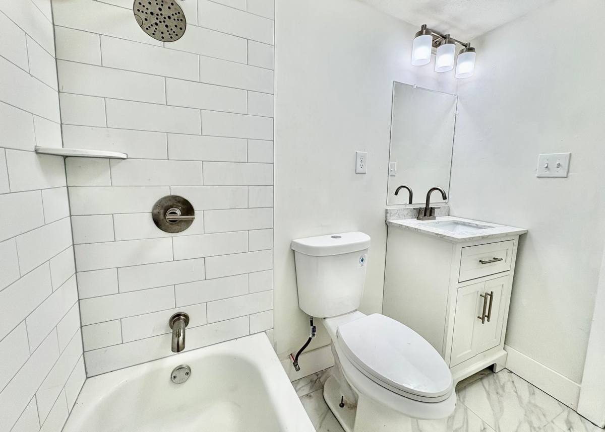 Apartment for rent at 605-607 E 42nd St, Kansas City, MO 64110