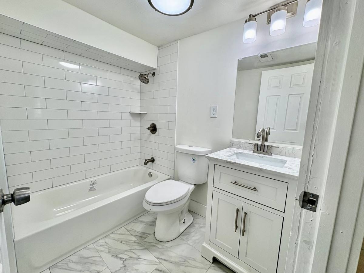 Apartment for rent at 605-607 E 42nd St, Kansas City, MO 64110