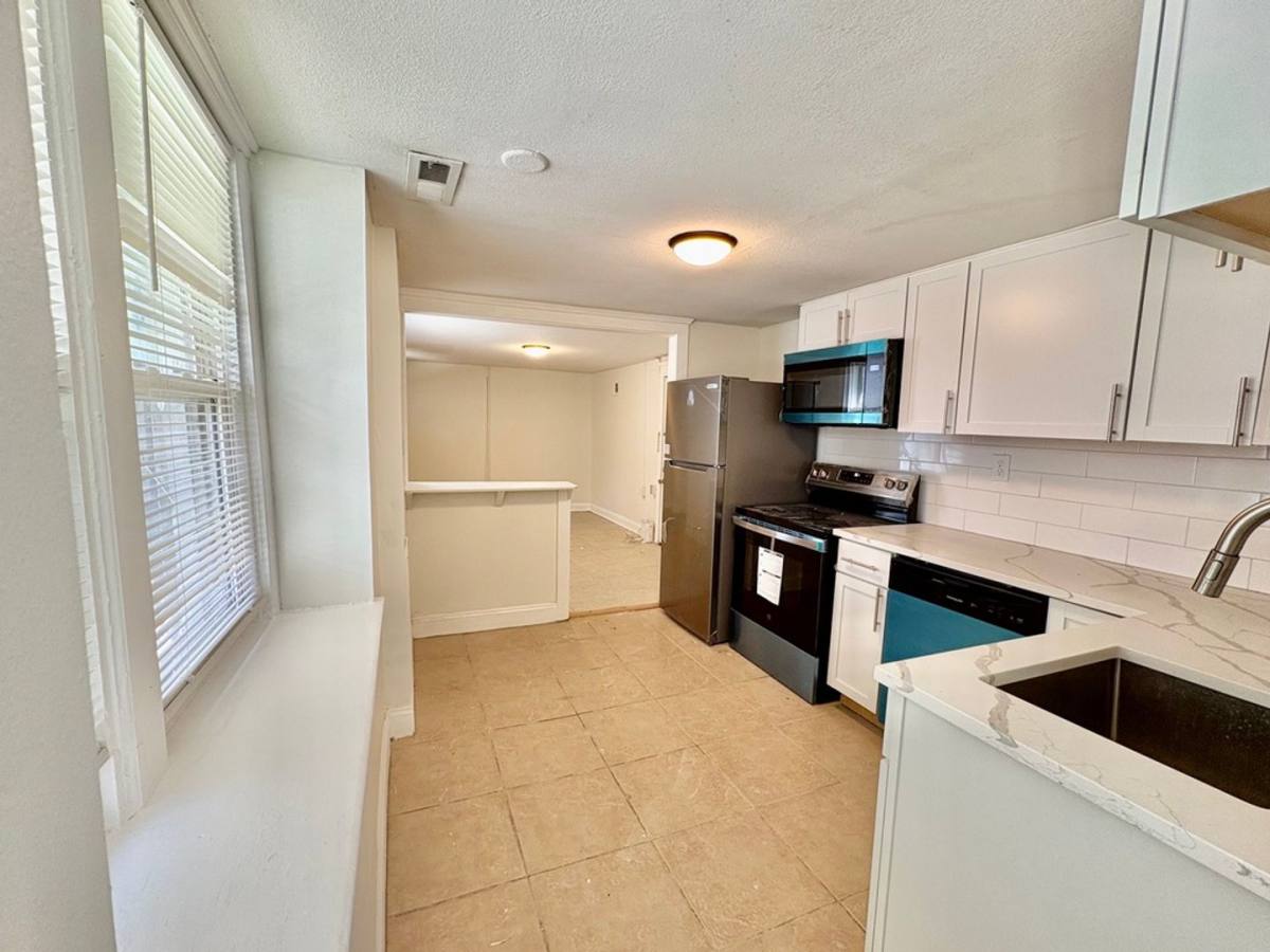 Apartment for rent at 605-607 E 42nd St, Kansas City, MO 64110