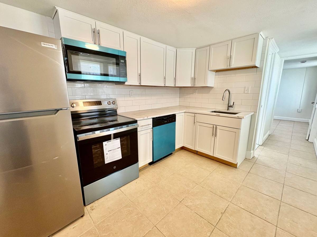 Apartment for rent at 605-607 E 42nd St, Kansas City, MO 64110