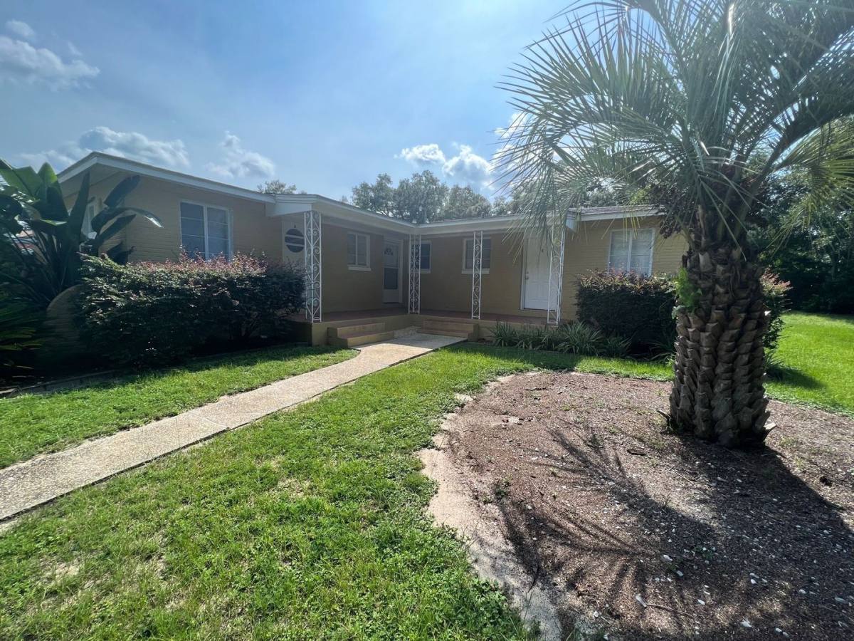 Townhouse for rent at 205 Holmes Dr, Pensacola, FL 32507