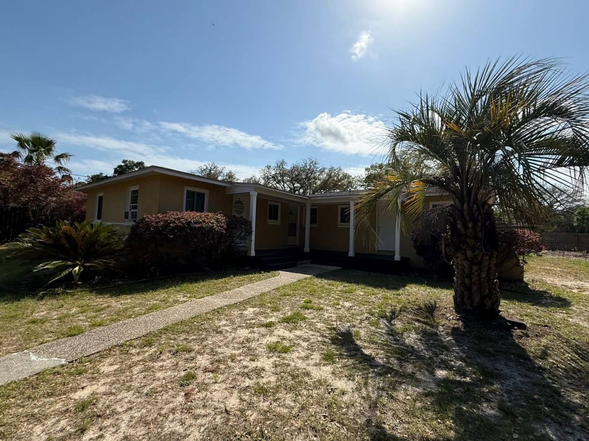 Townhouse for rent at 205 Holmes Dr, Pensacola, FL 32507