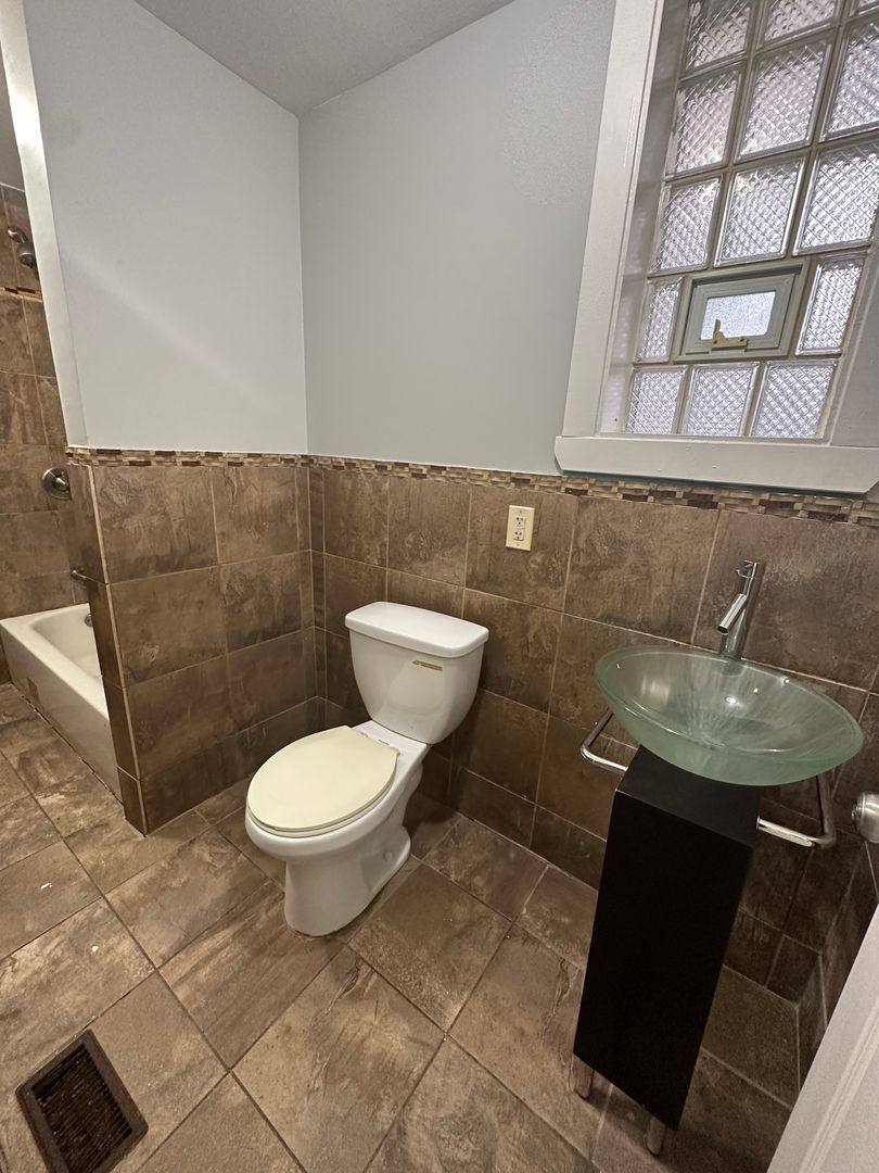 Apartment for rent at 4356 S Wells St, Chicago, IL 60609
