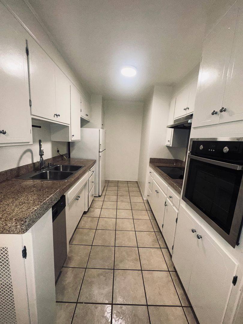 Apartment for rent at 919 N Alfred St, West Hollywood, CA 90069