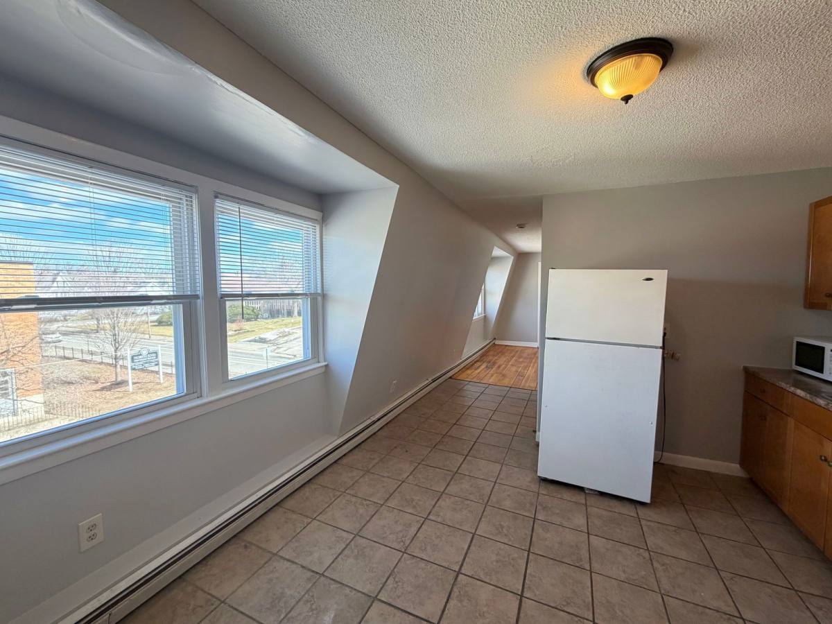 682 Beech St #5, Manchester, NH 03104 - Apartment for Rent - Image 2