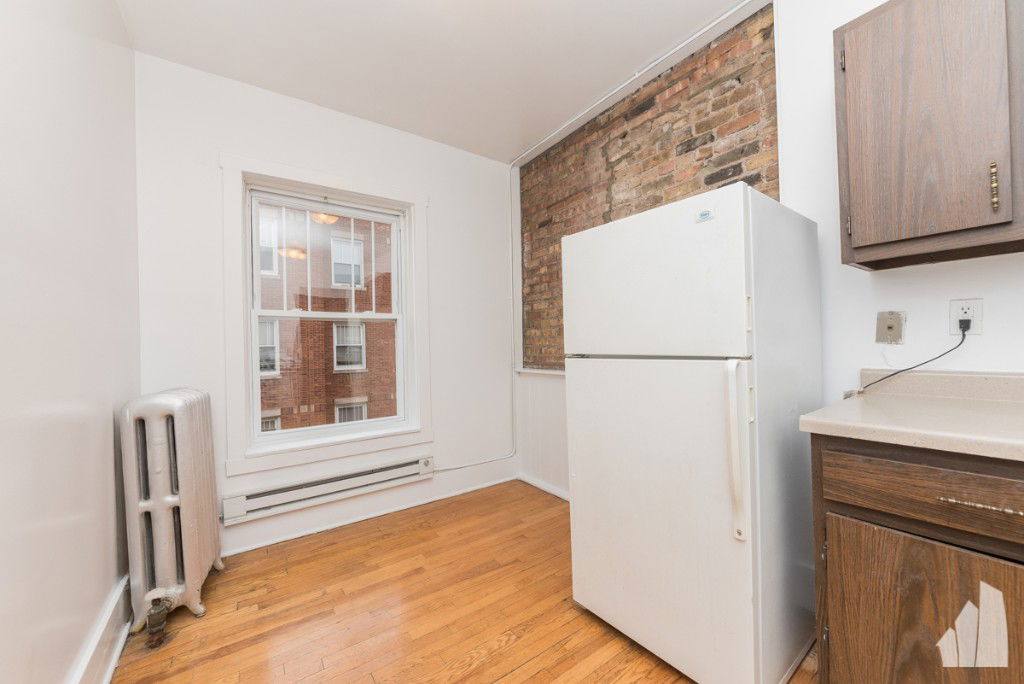 Apartment for rent at 947 W Cornelia Ave #G, Chicago, IL 60657