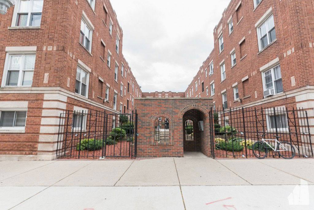 Apartment for rent at 947 W Cornelia Ave #G, Chicago, IL 60657
