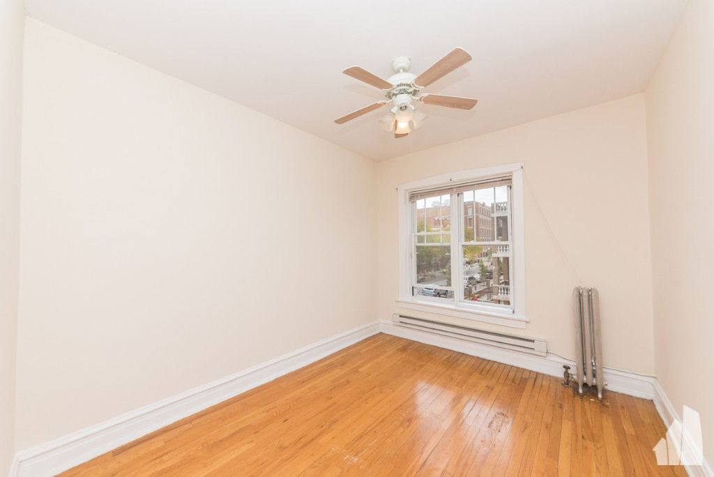 Apartment for rent at 947 W Cornelia Ave #G, Chicago, IL 60657
