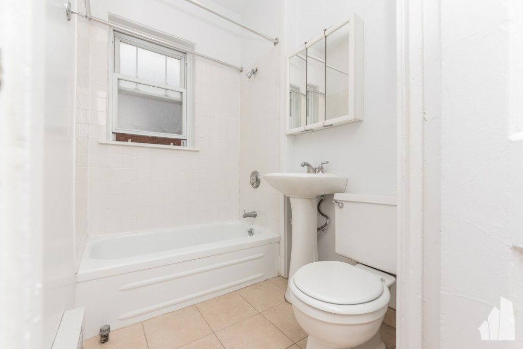 Apartment for rent at 947 W Cornelia Ave #G, Chicago, IL 60657