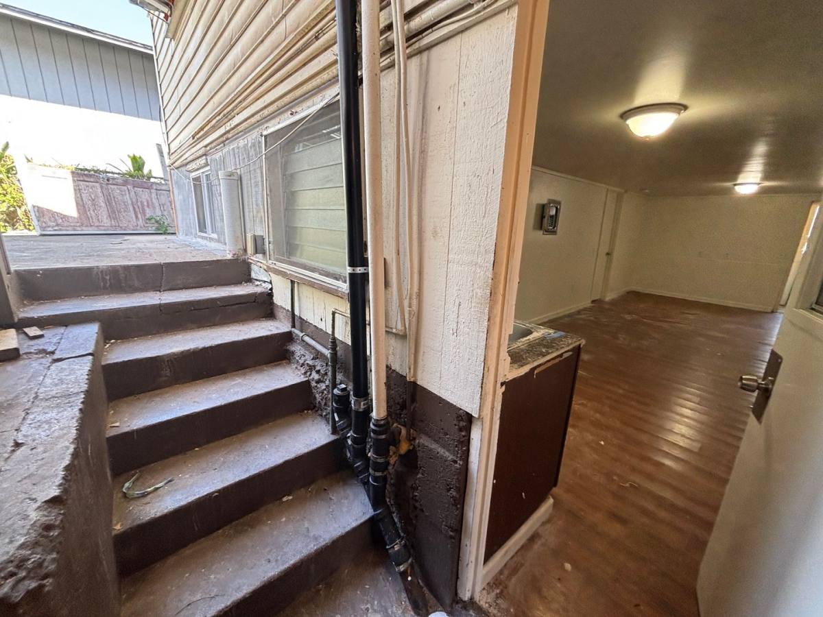 Apartment for rent at 1228 Halona Place, Honolulu, HI 96817