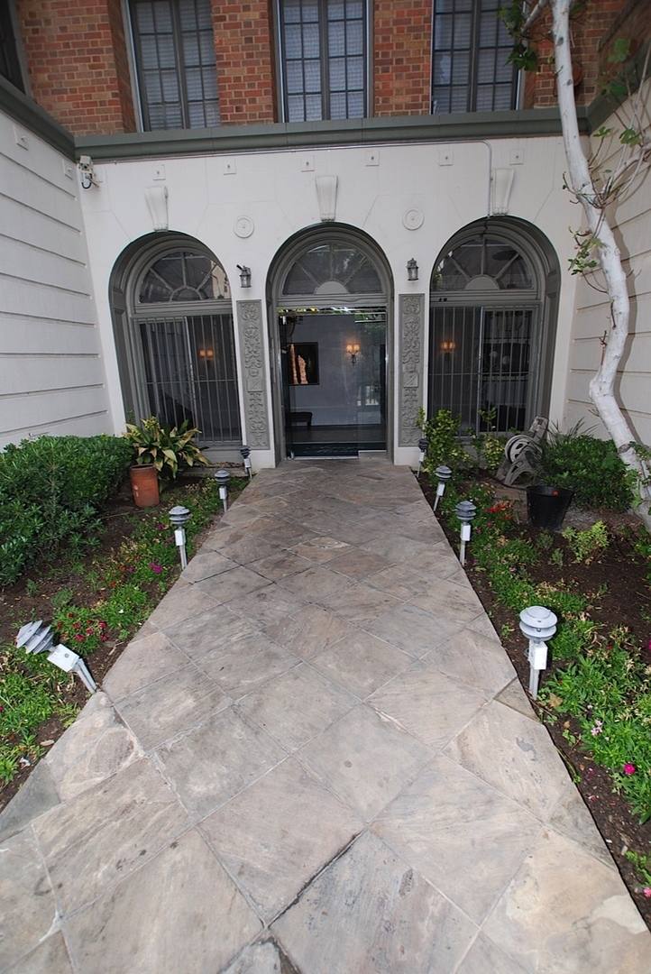 Apartment for rent at 3835 W 8th St, Los Angeles, CA 90005