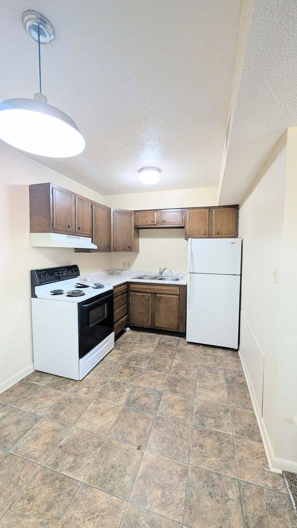 Apartment for rent at 103 E 7th Ave, South Hutchinson, KS 67505