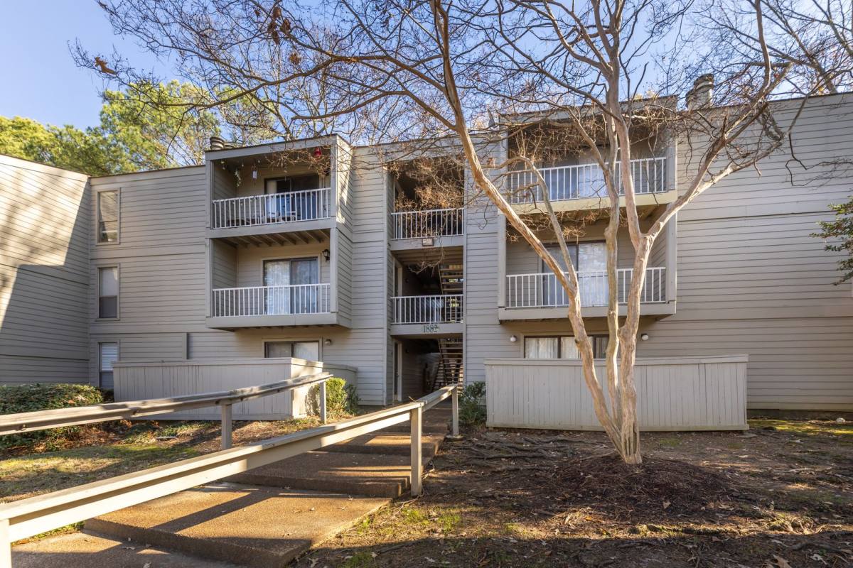Apartment for rent at 1867 Poplar Pines Dr, Memphis, TN 38117