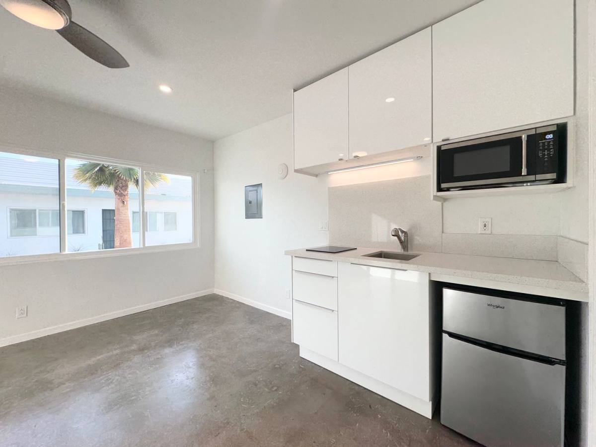 Apartment for rent at 700 N Riverside Dr, Palm Springs, CA 92264