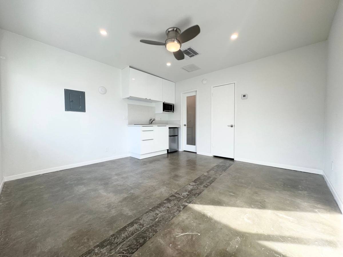 Apartment for rent at 700 N Riverside Dr, Palm Springs, CA 92264