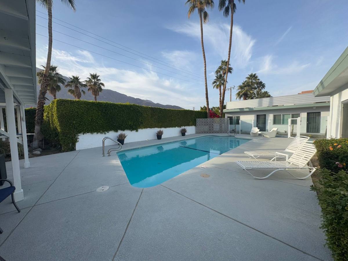 Apartment for rent at 700 N Riverside Dr, Palm Springs, CA 92264