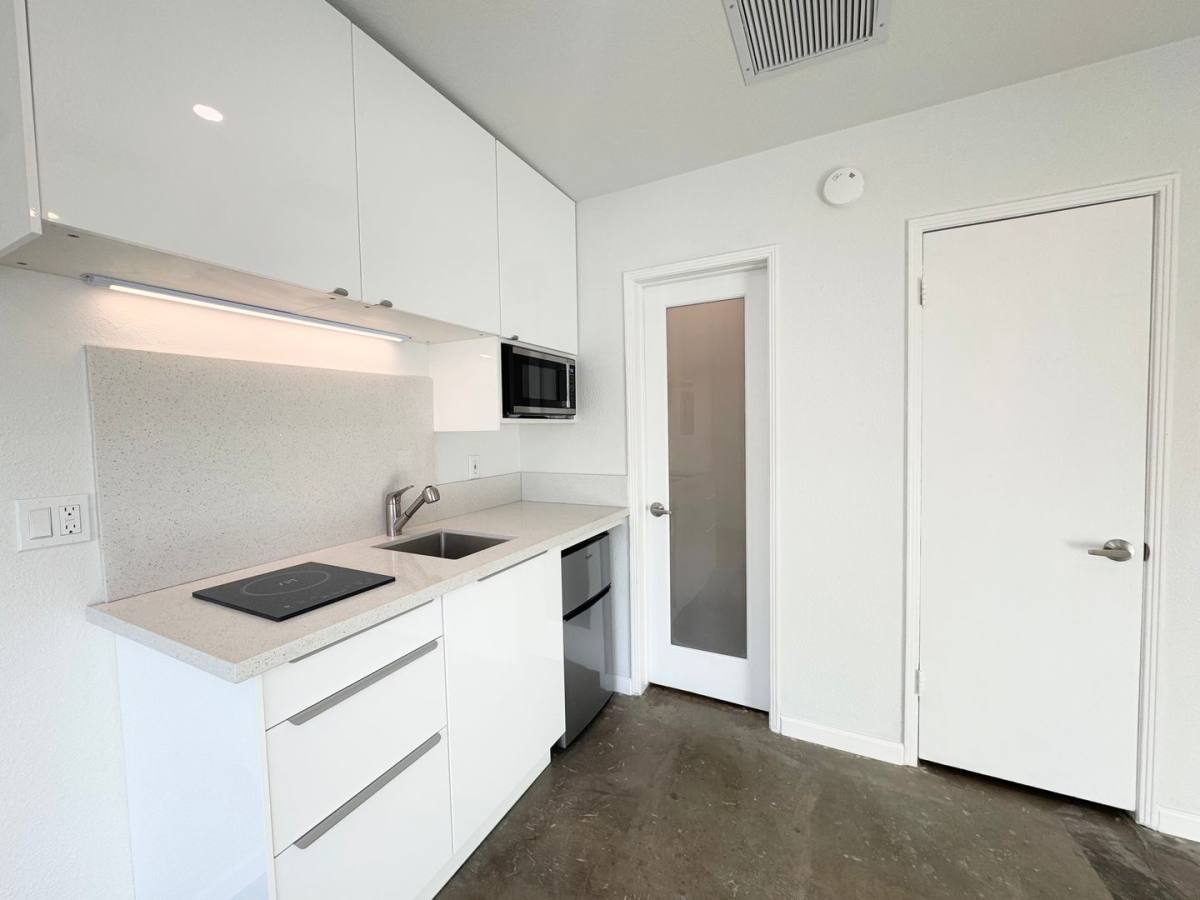 Apartment for rent at 700 N Riverside Dr, Palm Springs, CA 92264