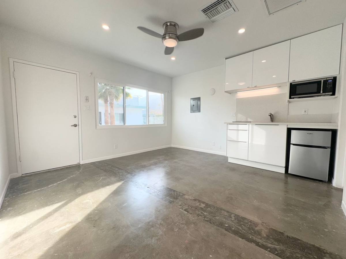 Apartment for rent at 700 N Riverside Dr, Palm Springs, CA 92264