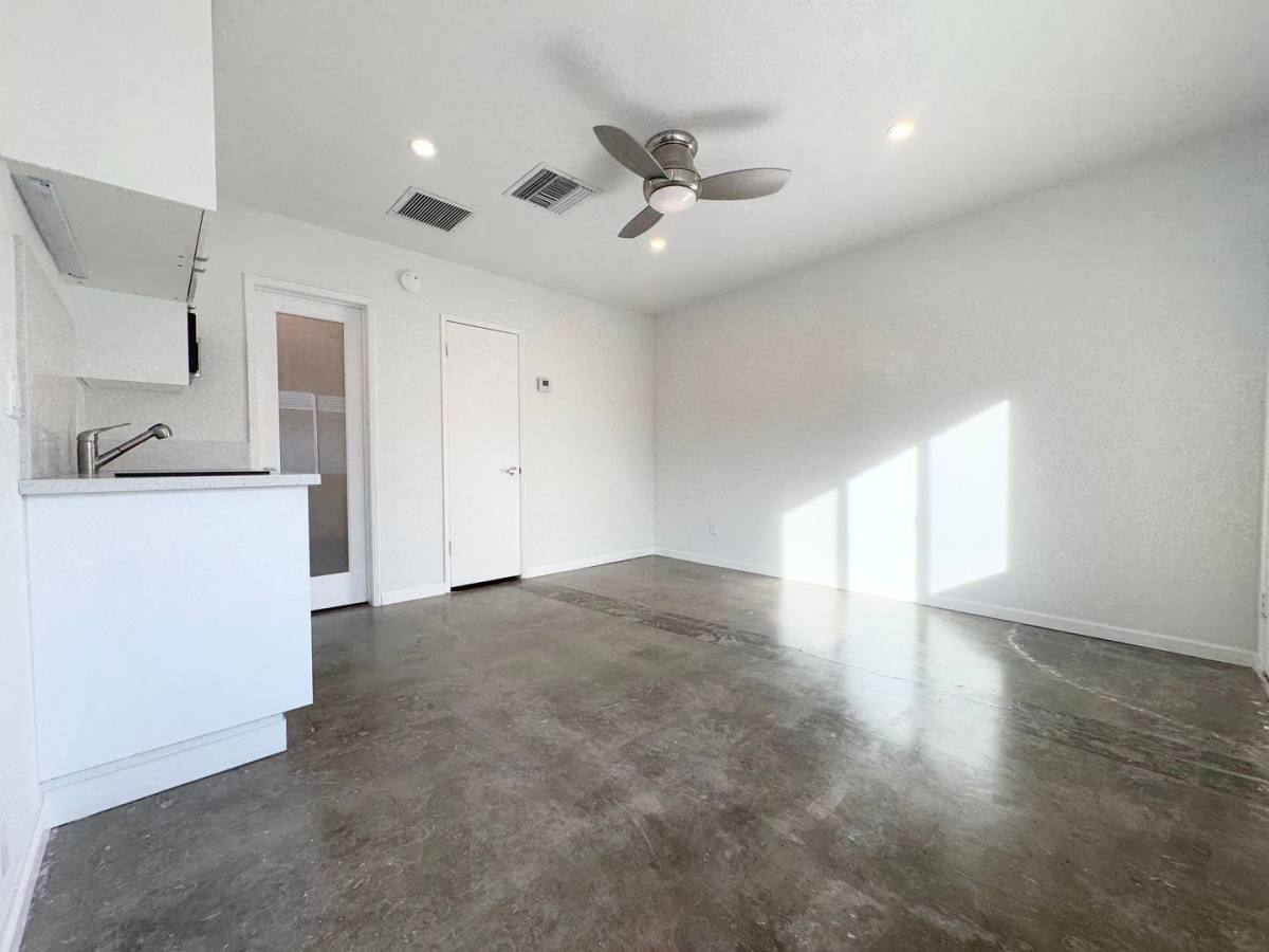 Apartment for rent at 700 N Riverside Dr, Palm Springs, CA 92264