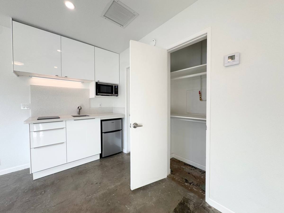 Apartment for rent at 700 N Riverside Dr, Palm Springs, CA 92264