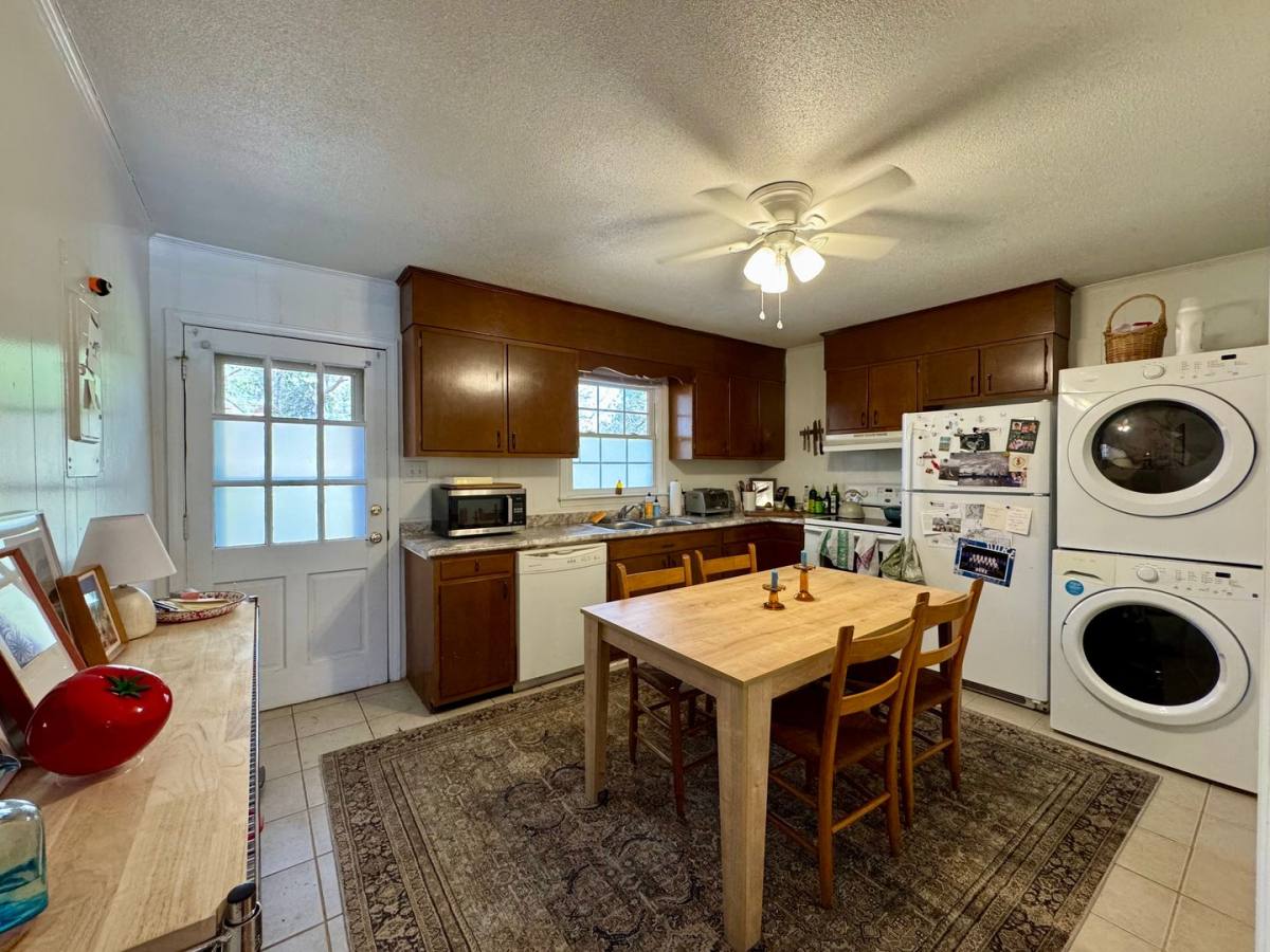 Apartment for rent at 202 W Poplar Ave, Carrboro, NC 27510