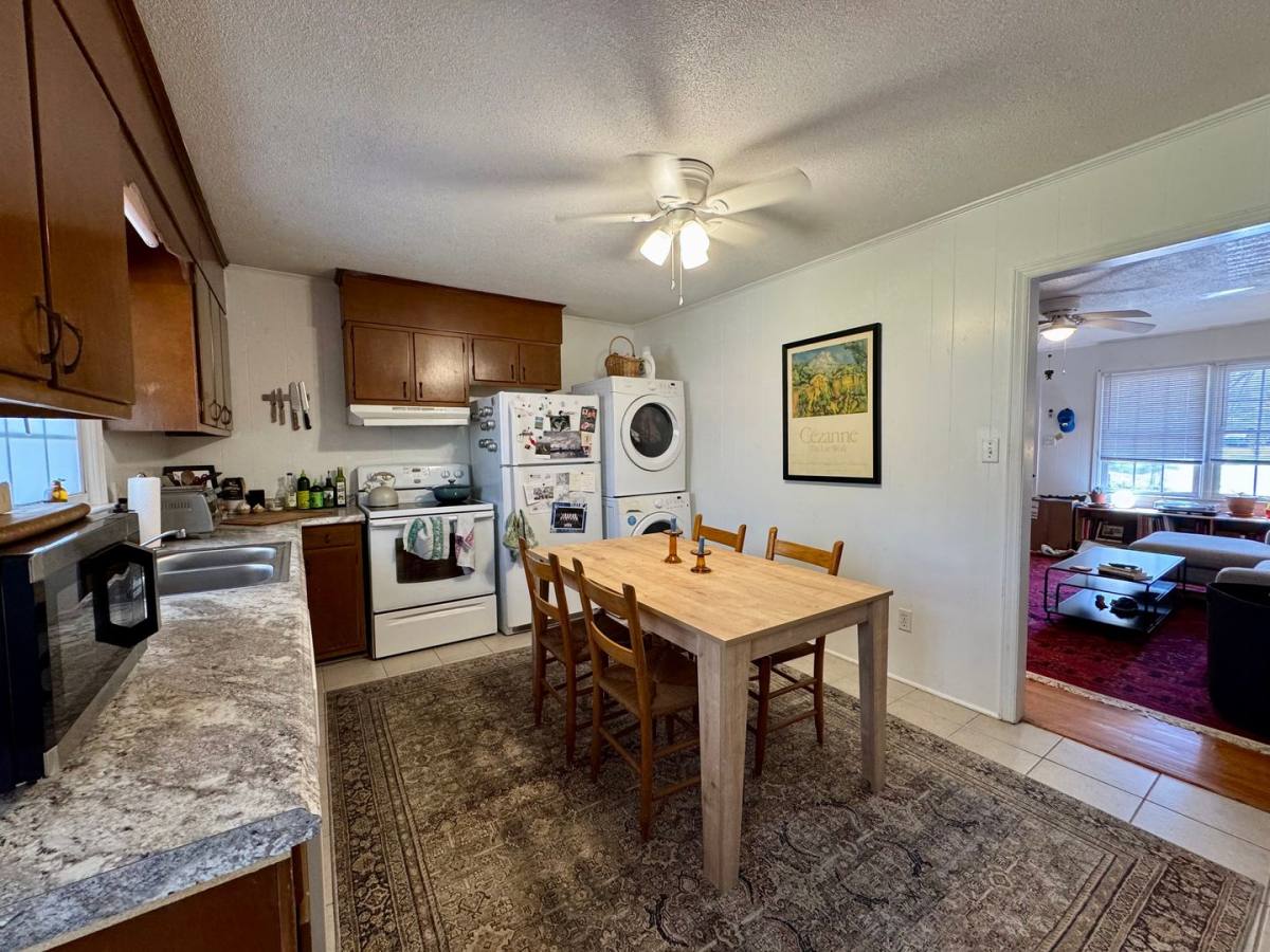 Apartment for rent at 202 W Poplar Ave, Carrboro, NC 27510