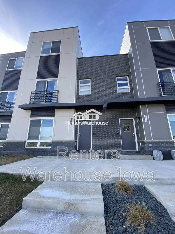Townhouse for rent at 522 SW 12th St, Des Moines, IA 50309