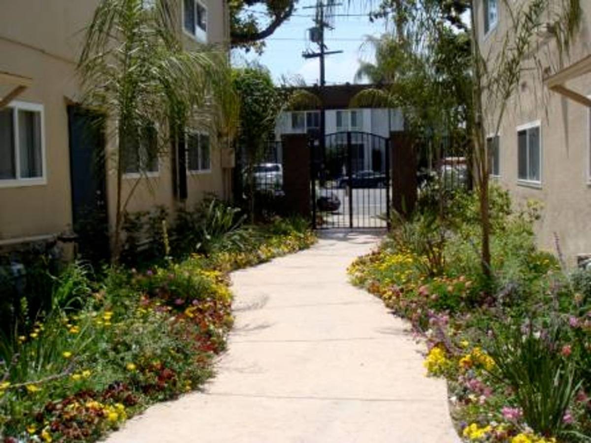 Apartment for rent at 18449 Collins St, Tarzana, CA 91356